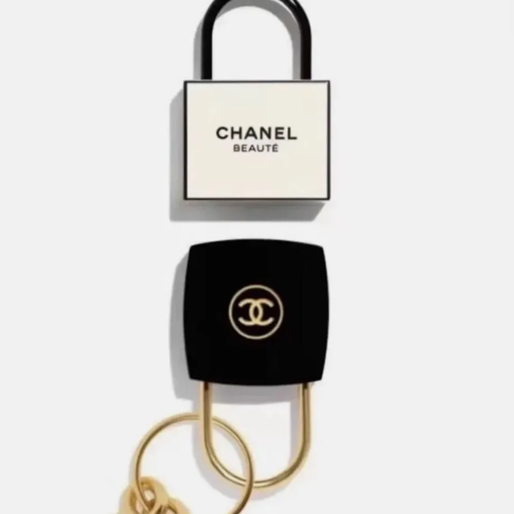 Chanel White La Collection Accessory